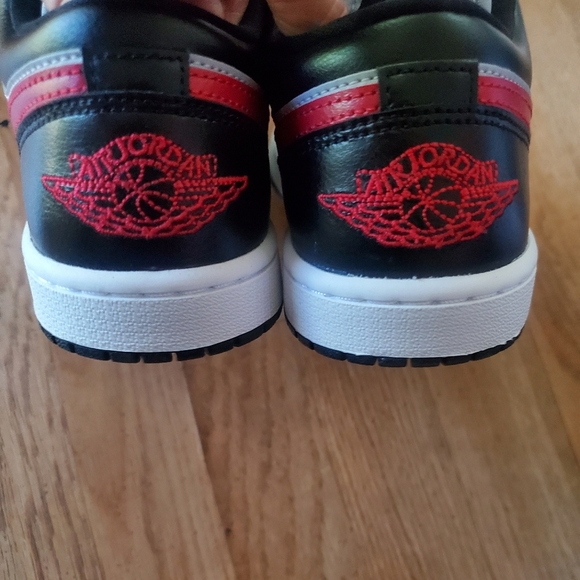 Womans Air Jordan Retro 1 Low Grey Gym Red Sneakers, Size 7 - Picture 4 of 5